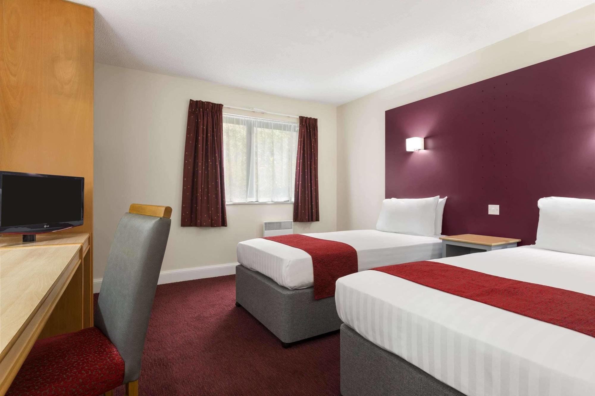 Days Inn Maidstone Bagian luar foto